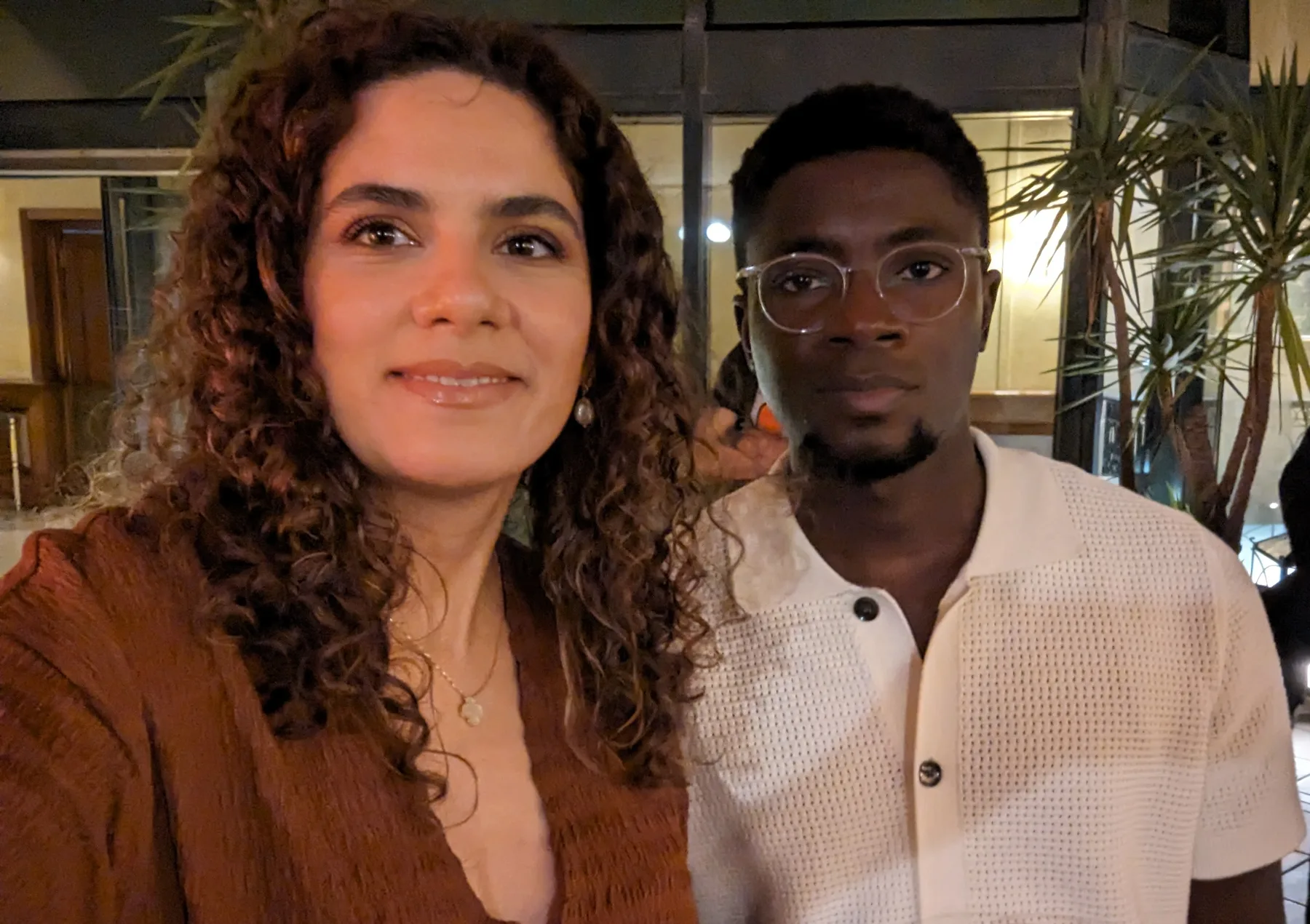 هاجر ورمضان معًا، صورة من الصدر فما فوق